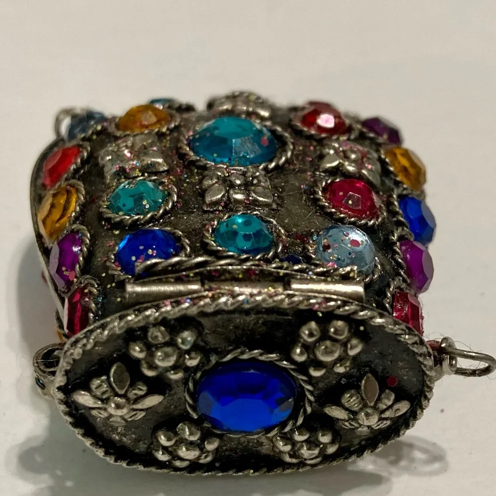 🔥HP🔥 VTG Small Sajai Metal Coin Purse With Stones Patina Missing one dangle